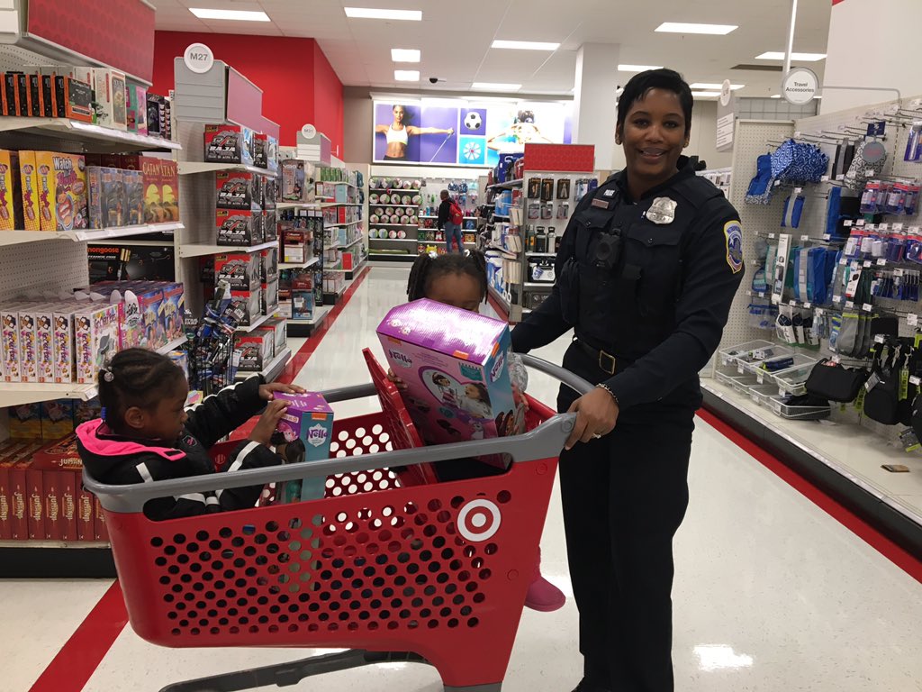 DCPoliceDept's tweet photo. 🎁Happy Holidays!🎁
Today, at our Heroes and Helpers event @Target, 100 children were paired with officers to shop for the holidays! ☃️🎄
#DCPolice #HereToHelp #MPDInTheCommunity #CommunityFirst https://t.co/fEUJ4UNKgR