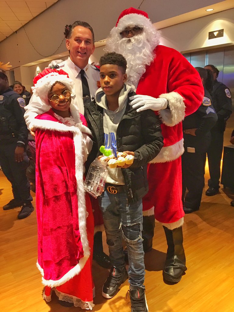 DCPoliceDept's tweet photo. 🎁Happy Holidays!🎁
Today, at our Heroes and Helpers event @Target, 100 children were paired with officers to shop for the holidays! ☃️🎄
#DCPolice #HereToHelp #MPDInTheCommunity #CommunityFirst https://t.co/fEUJ4UNKgR
