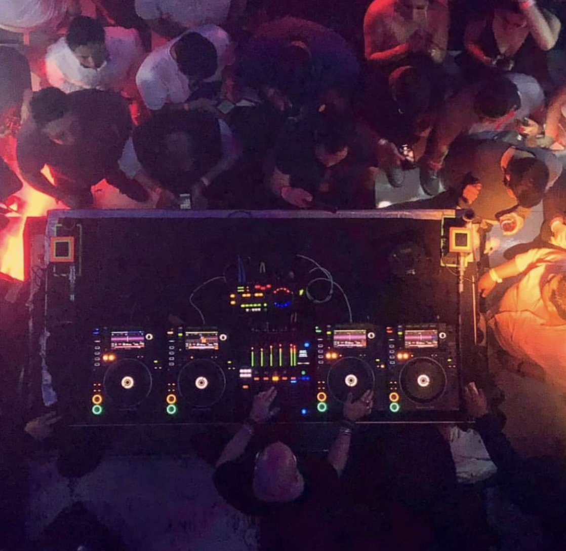 We go deeper. 9pm @FunkySX 103.7FM #weconnect #housemusic #techno #electronica funky.sx <a href="/billyhodge/">Billy</a> &amp; @Moojaaofficial live at the controls 🔥🔥🔥🔥