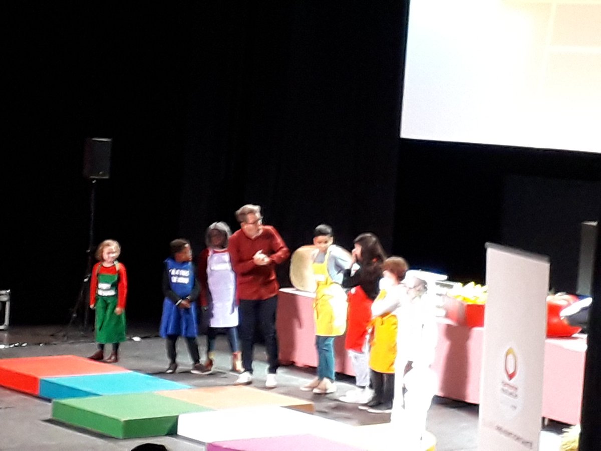 CyrielleEnt's tweet photo. Une marelle très utile pour nous permettre de classer les aliments pour bien grandir, se dépenser et se protéger!! @gourmaud_jamy avec @hmutuelle nous explique tout ça....! https://t.co/BRS6ENbEeK