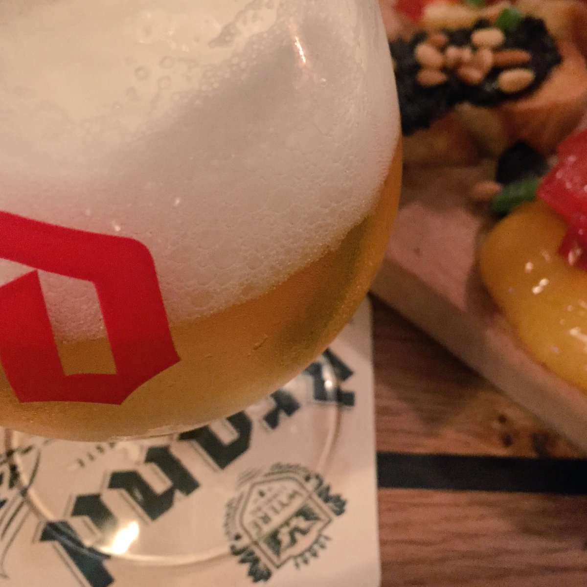 Interburen's tweet photo. Duveltje van de tap! Die zie je niet vaak. Sinterklaasavond in Tiel bij  #Olijf. Zin in Italiaans. https://t.co/F55leSbZxH