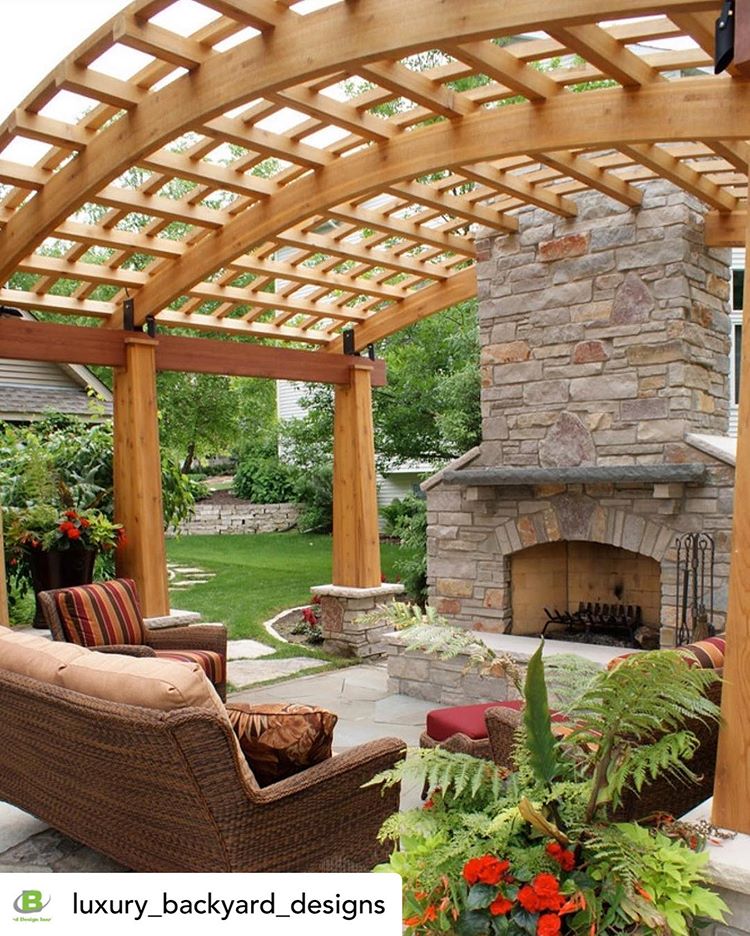 HideawayScreen's tweet photo. We can't get enough of this curved pergola. Having this is the back yard would never get old. #backyardgoals #decking #deckgoals https://t.co/d7PCiYW4fF