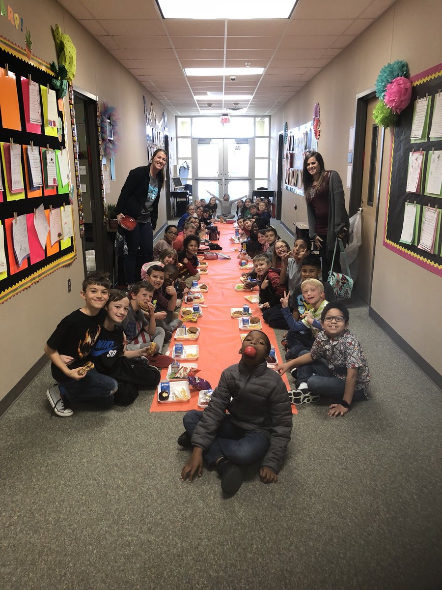 ELCS_Counseling's tweet image. When half third grade is out on a field trip you have a picnic lunch! #HowFun #GradelevelPicnicLunch #CheckOutThoseSmiles @TheRealMsHines @shayne_kriz @FSESFriendship