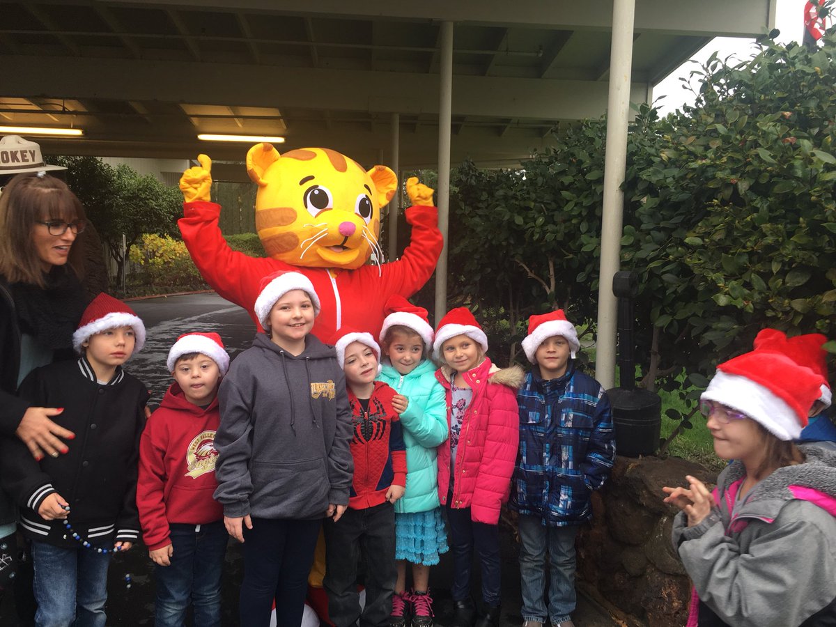 KIXETV's tweet photo. Daniel Tiger and Cookie Monster celebrated today at the Shasta County Realtors Association Annual Christmas Party🎄 https://t.co/Sl931AkfyR