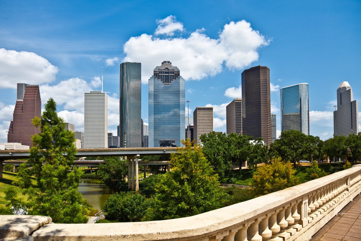GHPartnership's tweet photo. The Partnership expects the Houston area will end ‘19 with 3.2 million payroll jobs, a net increase of more than 600,000 over the last decade and the fourth-largest jobs increase of any metro in the nation. #HOUEconDev https://t.co/cWX1cEG9Ir