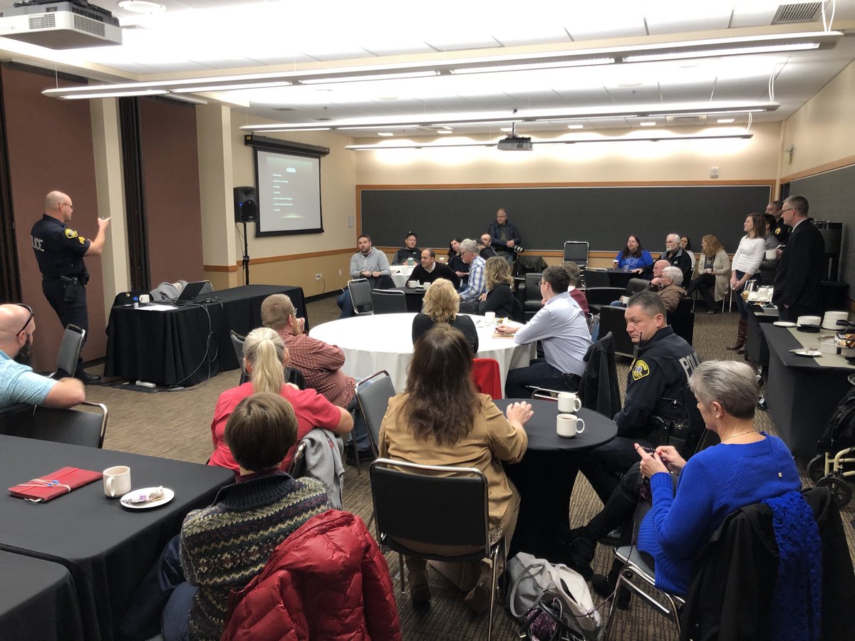 LynnwoodPD's tweet photo. Cops &amp; Clergy meeting once again. Great group of partners helping to make a difference in our community! https://t.co/ILlYNgte0q