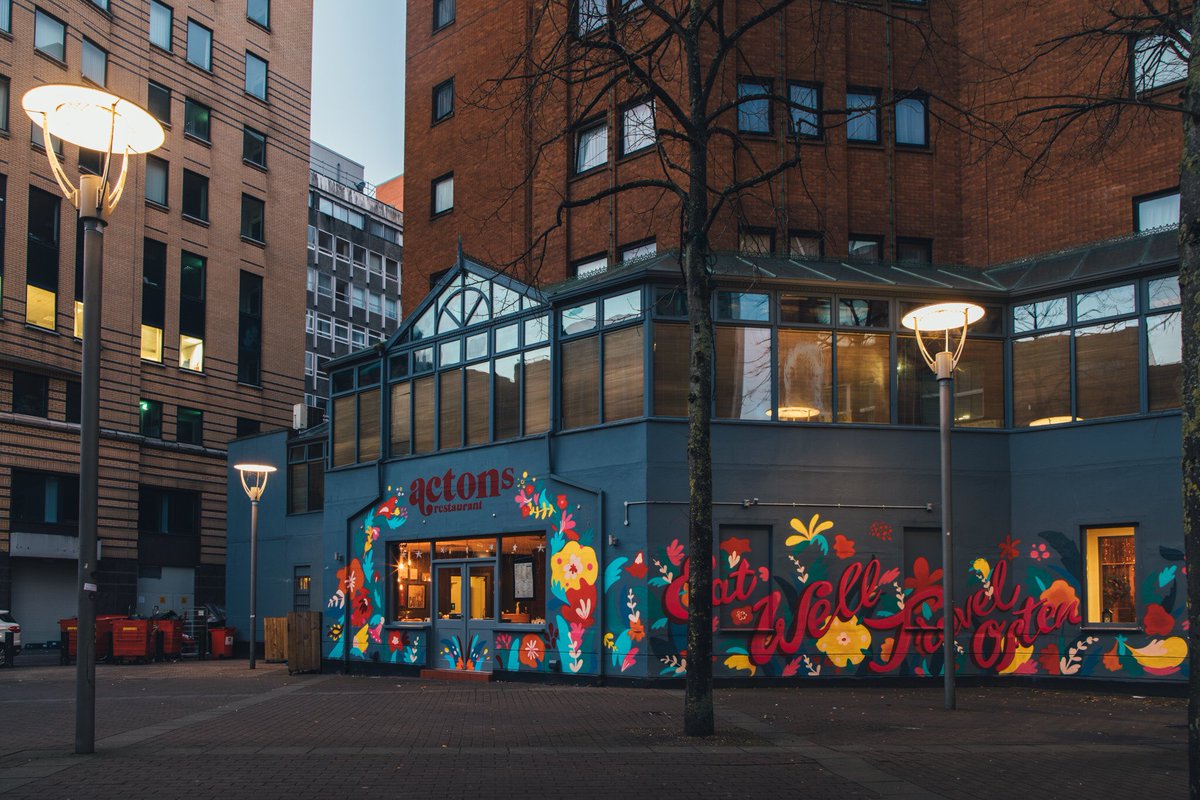 UsFolk_'s tweet image. Next up in our series of UsFolk mural commissions is  @hollypereira81 and her beaut hand painted mural for Actons restaurant 🌺🌼🌻🌸 Photography by @fillyc #illustration #mural #streetart #muralart #illustrator #type #typography