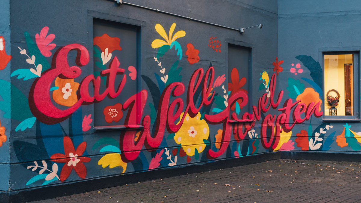 UsFolk_'s tweet image. Next up in our series of UsFolk mural commissions is  @hollypereira81 and her beaut hand painted mural for Actons restaurant 🌺🌼🌻🌸 Photography by @fillyc #illustration #mural #streetart #muralart #illustrator #type #typography