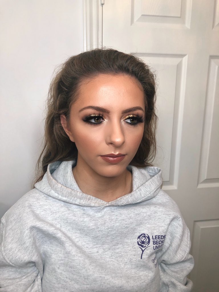 Christmas party ready! 🎄<a href="/shopvioletvoss/">VioletVoss™Cosmetics</a> Holy Grail Palette <a href="/MACcosmetics/">M•A•C Cosmetics</a> Reflects Gold ✨#christmaspartymakeup #manchestermuas #bolton