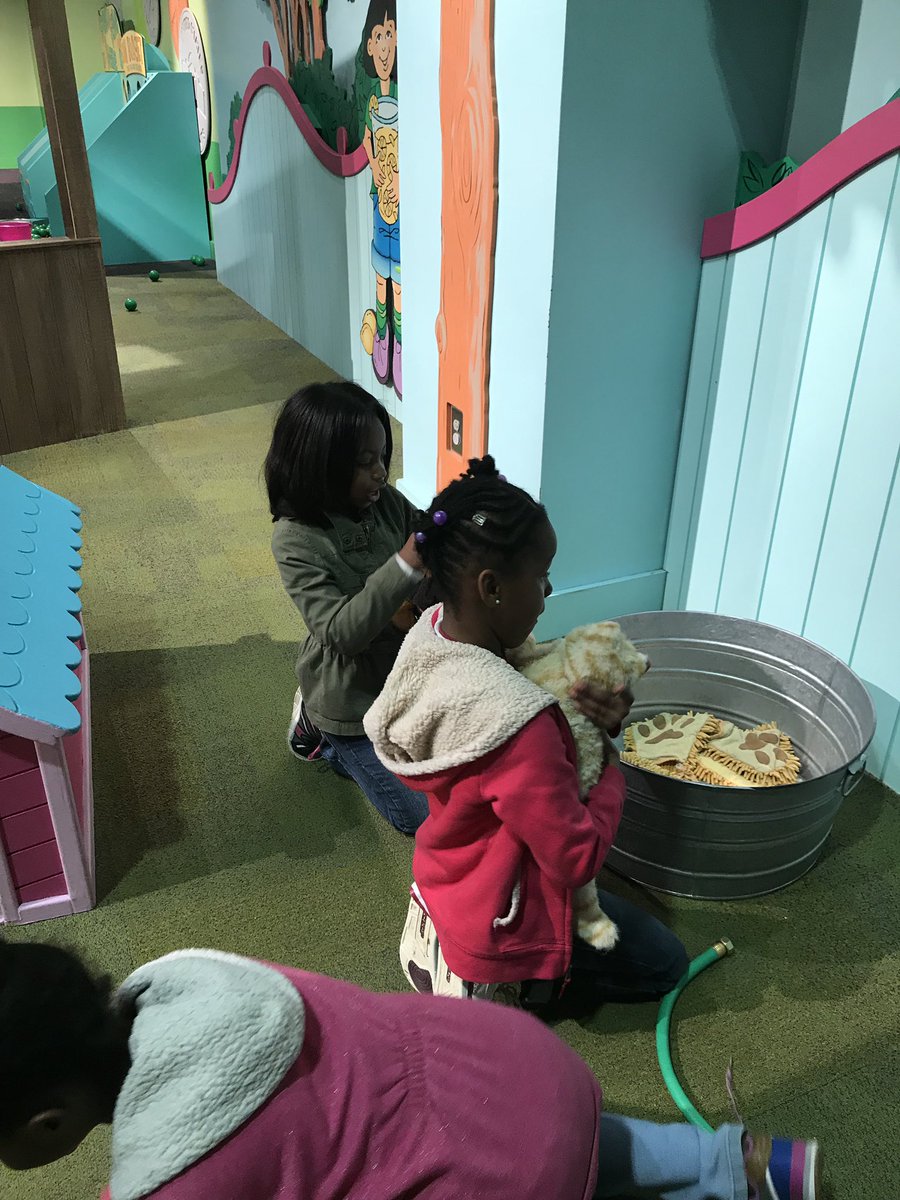 BurtonIBPYP's tweet photo. Second grade had fun exploring their natural curiosity @MarblesRaleigh #RamPride #BeingIB #IgnitingLimitlessPotential #Curiosity @pmubenga @DurhamPublicSch @ibpyp https://t.co/W7N792Vd4z