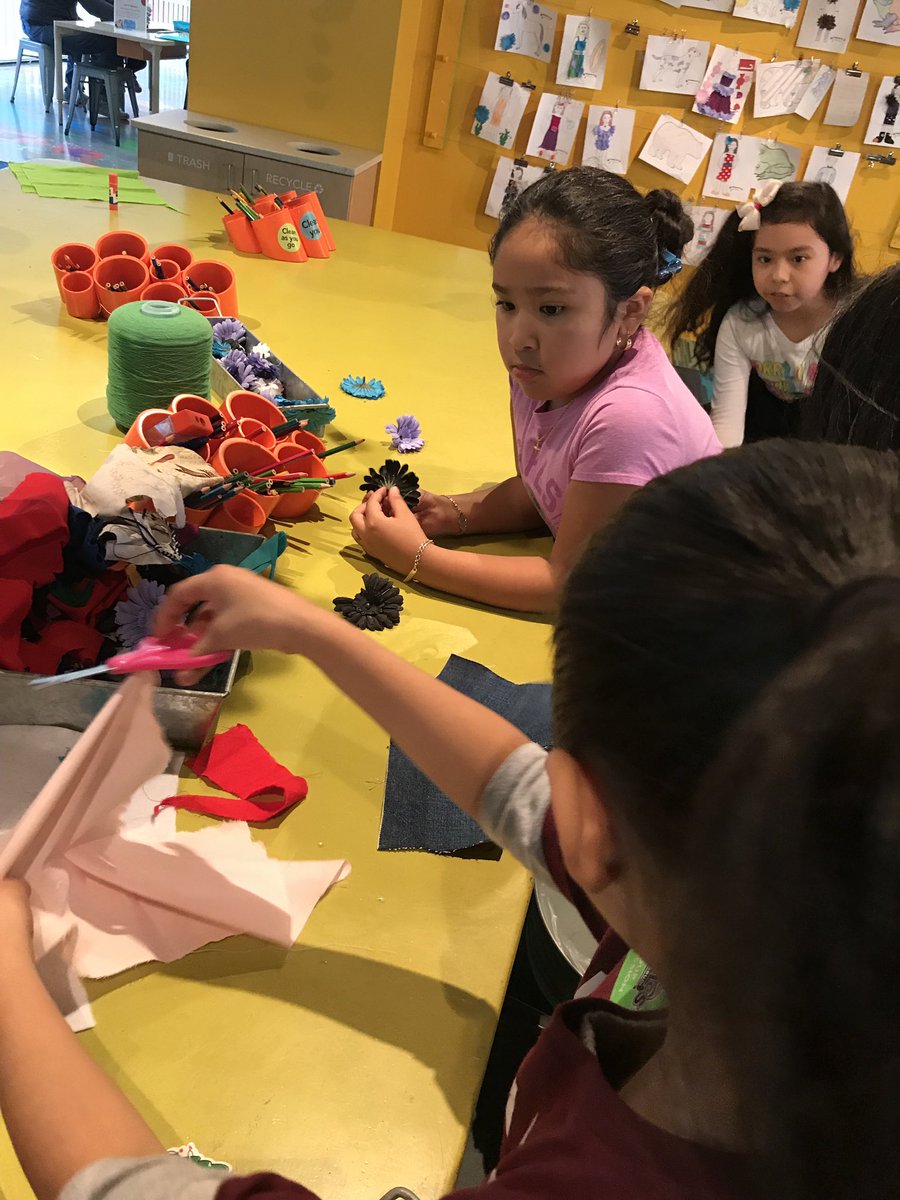 BurtonIBPYP's tweet photo. Second grade had fun exploring their natural curiosity @MarblesRaleigh #RamPride #BeingIB #IgnitingLimitlessPotential #Curiosity @pmubenga @DurhamPublicSch @ibpyp https://t.co/W7N792Vd4z