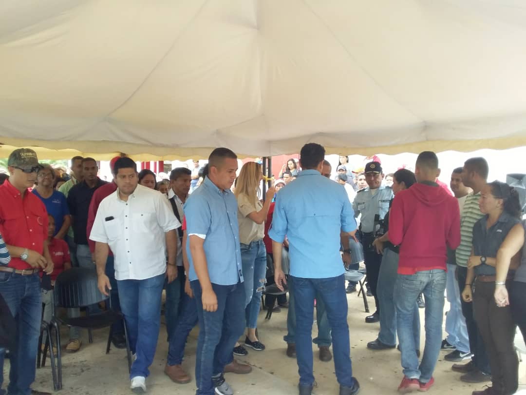 poliguarico15's tweet photo. #EnCuerpoYAlmaPorGuárico 
@josemvasquez Se reune con la Comunidad de #SanJoseDeGuaribe de cara con la Maquinaria 4X4 a las elecciones del 9 de diciembre. 
#9DGuáricoPorLaVictoria 
#SomosGarantesDePaz https://t.co/RAWgyoix78