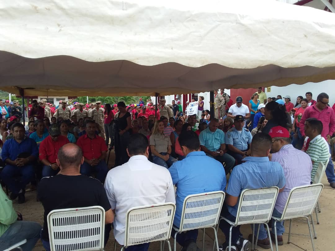 poliguarico15's tweet photo. #EnCuerpoYAlmaPorGuárico 
@josemvasquez Se reune con la Comunidad de #SanJoseDeGuaribe de cara con la Maquinaria 4X4 a las elecciones del 9 de diciembre. 
#9DGuáricoPorLaVictoria 
#SomosGarantesDePaz https://t.co/RAWgyoix78
