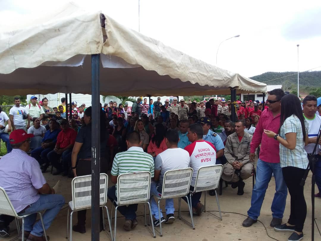 poliguarico15's tweet photo. #EnCuerpoYAlmaPorGuárico 
@josemvasquez Se reune con la Comunidad de #SanJoseDeGuaribe de cara con la Maquinaria 4X4 a las elecciones del 9 de diciembre. 
#9DGuáricoPorLaVictoria 
#SomosGarantesDePaz https://t.co/RAWgyoix78