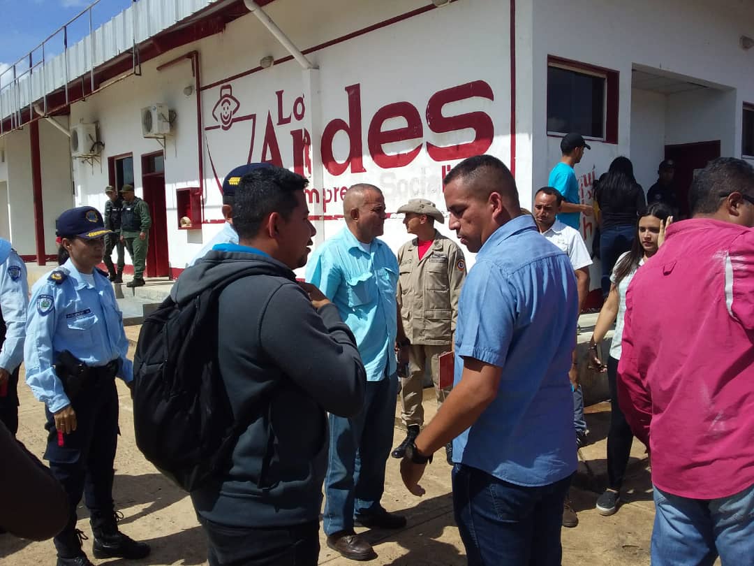 poliguarico15's tweet photo. #EnCuerpoYAlmaPorGuárico 
@josemvasquez Se reune con la Comunidad de #SanJoseDeGuaribe de cara con la Maquinaria 4X4 a las elecciones del 9 de diciembre. 
#9DGuáricoPorLaVictoria 
#SomosGarantesDePaz https://t.co/RAWgyoix78
