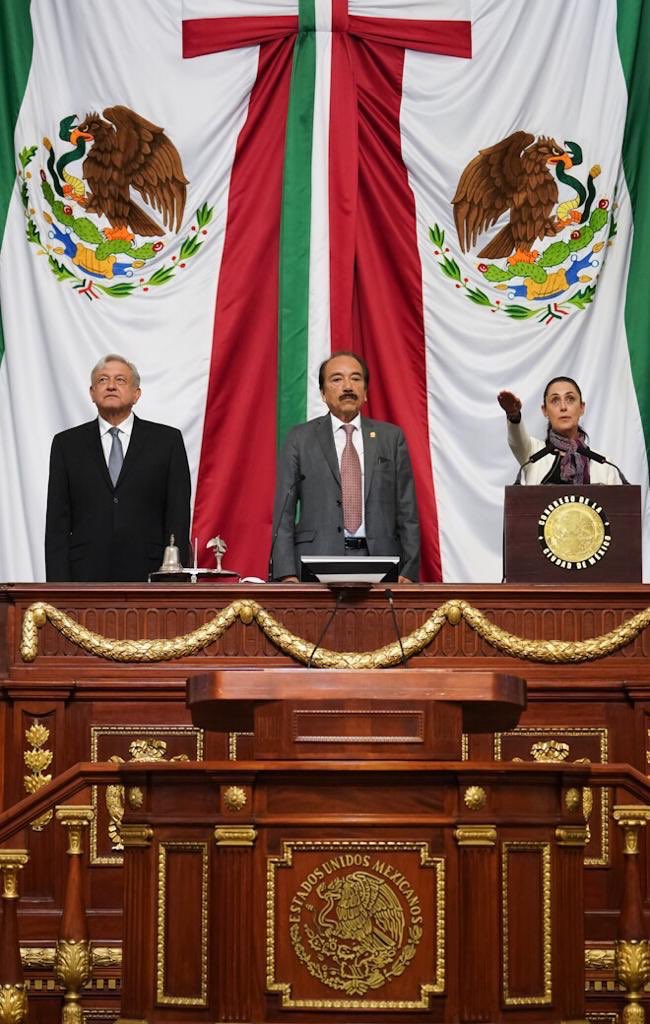 GobiernoMX's tweet photo. Hoy, junto al Presidente @lopezobrador_, rindió protesta la primera mujer electa como #JefaDeGobierno de la Ciudad de México.

"Nuestro objetivo es construir y fortalecer una #CiudadDeDerechos, innovadora, con esperanza": @Claudiashein https://t.co/qU6TzyILbs