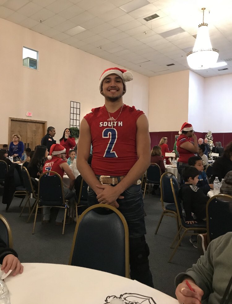 sghscounselors's tweet photo. 🔴🔵⚔️@SGHS_Colonels students volunteering at the Exchange Club Kids Christmas Party. @Vsan22Victoria @PrincipalEwing #believeinsouth #ChooseSouthGarland #GarlandUSA https://t.co/kopidVpp1E