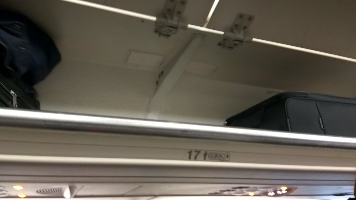 igezilem's tweet photo. @Iberia cuando no te dejan meter el equipaje de mano al avion diciendo que los maleteros estan llenos... https://t.co/d6z5tW6BsC