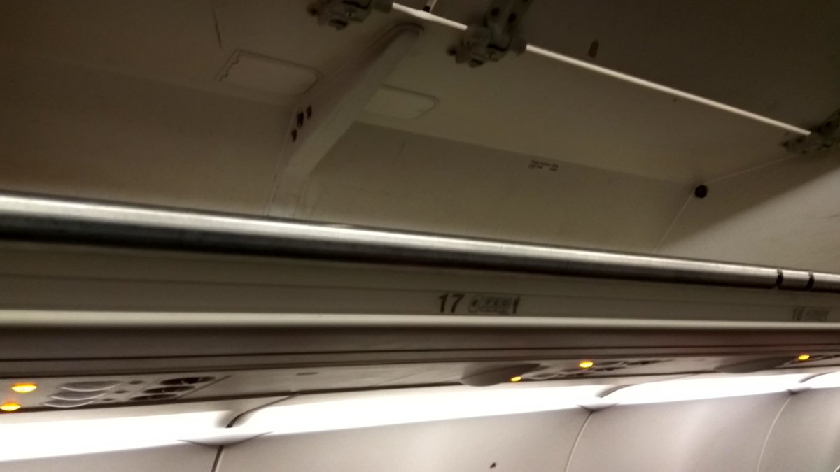 igezilem's tweet photo. @Iberia cuando no te dejan meter el equipaje de mano al avion diciendo que los maleteros estan llenos... https://t.co/d6z5tW6BsC