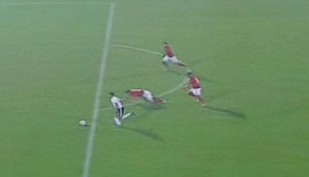 Yousef_74_'s tweet photo. العيب مش من سعد ✋ ارضيه الملعب هيا الي مبلوله وبتزحلق 👊✋ https://t.co/rCAsgwrgx3