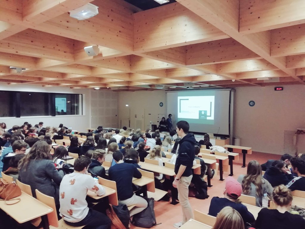 ADEMA_Angers's tweet photo. La réunion d'information sur la #R2C c'est maintenant en amphi Veil de l'@UnivAngers !
Nos VP représentation vont partager les informations reçues lors du #WER18 de l'@ANEMF afin de donner des éléments de réponses aux étudiants, qui s'interrogent sur le devenir de leurs études https://t.co/3fA3VUp1K7