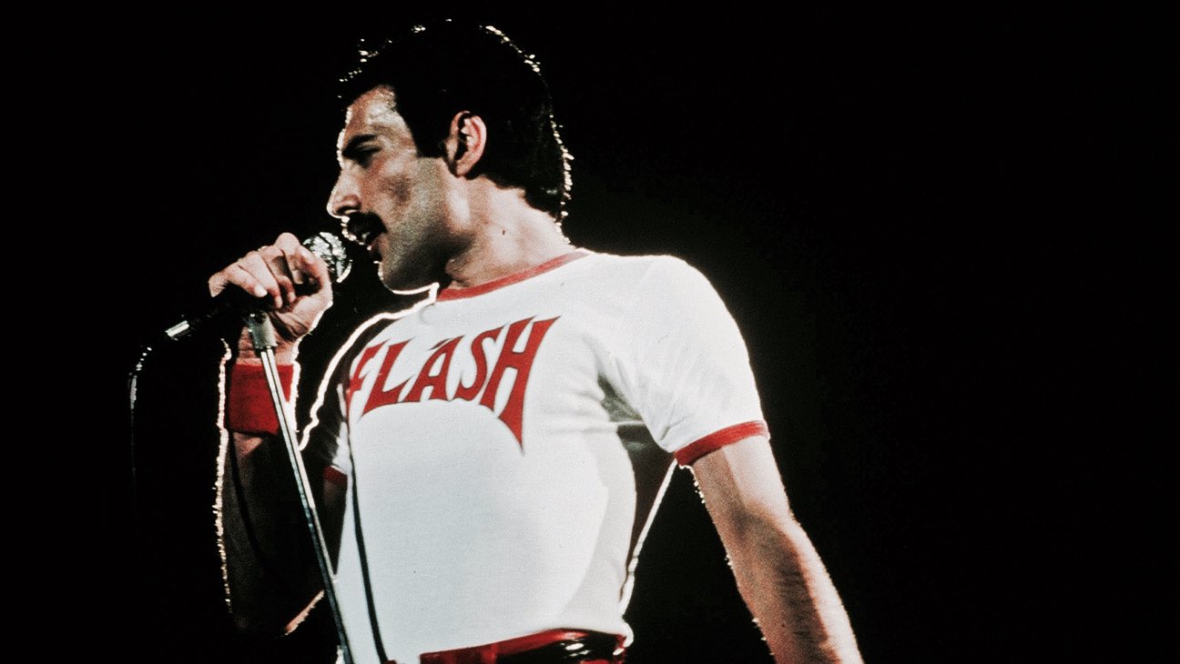 retrochenta on Twitter: "Freddie Mercury, con icónica camiseta de Gordon. https://t.co/bDlElv5DLi" /