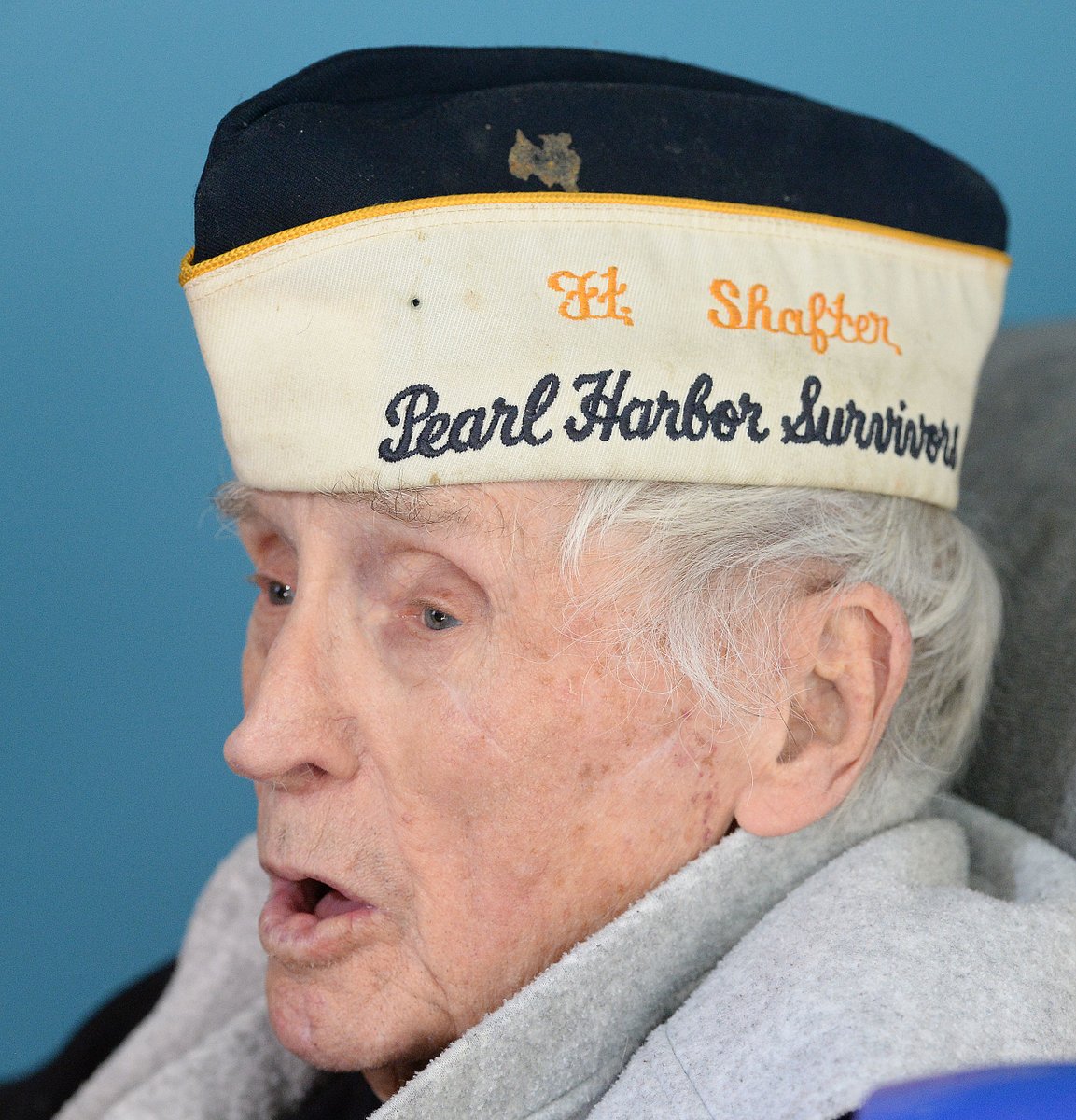 PhotogMarc_ent's tweet photo. George Hursey, 98, was honored at his Brockton home. Hursey is believed to be one of two remaining Pearl Harbor survivors living in MA @AprilApril14333 @Henn827 @mikesacconetv @NancyWCVB  @JacquiHeinrich  @RayFuschetti @AllyNBCBoston @pain24seven @AnnaMeiler  @BostonNewsMan https://t.co/nMcMgLarL9