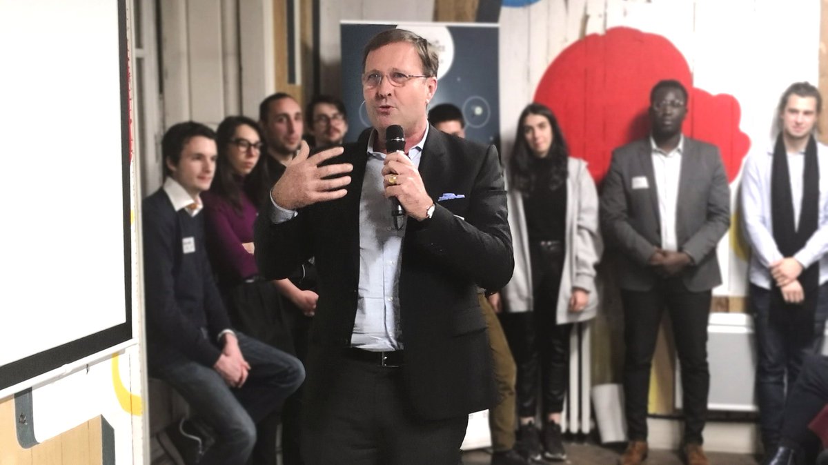 Matrice_io's tweet photo. Olivier Campenon félicite les étudiants et rappelle quelque chose de fondamental : "Le #digital doit apporter à ce qui est le plus important : l'humain !" @LefebvreSarrut #EditionsLegislatives #legaltech #RH @42born2code https://t.co/WkrooXQYQh