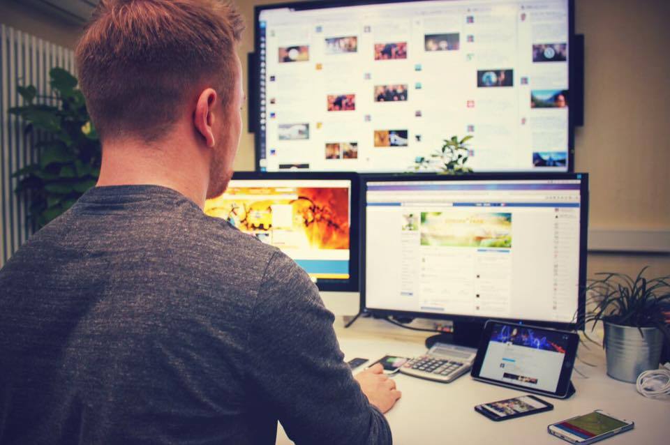 europa_park's tweet photo. Wir liken, wir teilen, wir machen Storys. Wir zwitschern und retwittern. Wir posten mit Filter und unterhalten unsere Follower. Täglich! 🤗
Thema des heutigen #EPTalk ab 21 Uhr: „Das Social-Team stellt sich vor: Facebook, Insta und Twitter – we like!“
👉 https://t.co/hEsAoZaeHH https://t.co/Dbx7y4LMA7