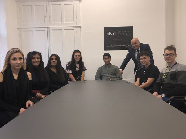 derbycollege's tweet photo. 🗞️  

@SkyRsolutions have expanded its Employer Academy with Derby College to showcase the career opportunities available to students in the industry.

Read more on the news here ➡️ https://t.co/Sz1Kh0Edrl https://t.co/TExYywKbfl