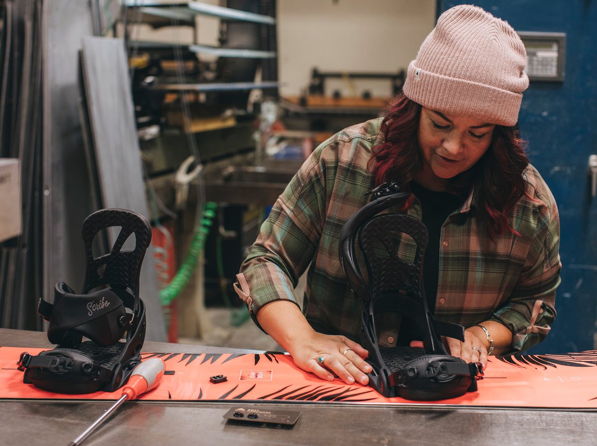 Is this your first season snowboarding? Buying a board and don't know where to start? There's no time like the present. bit.ly/2Ro0X4N 
#BurtonGirls #GetDownRiseUp