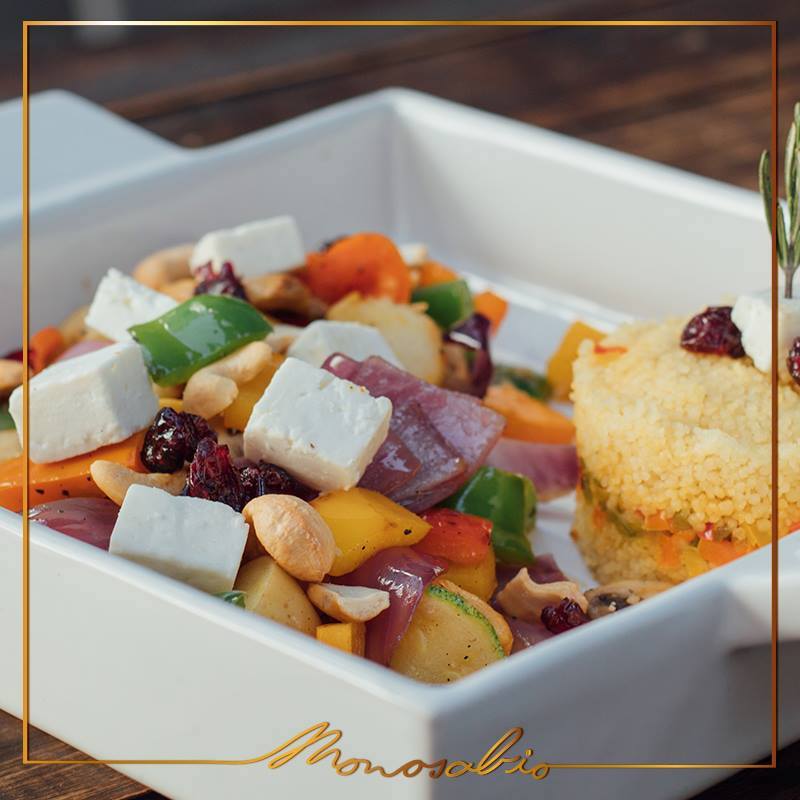 Para los que prefieren una opción verde.
Cous Cous acompañado de vegetales rostizados, nueces, arándanos secos y queso feta con un sutil aderezo de limón