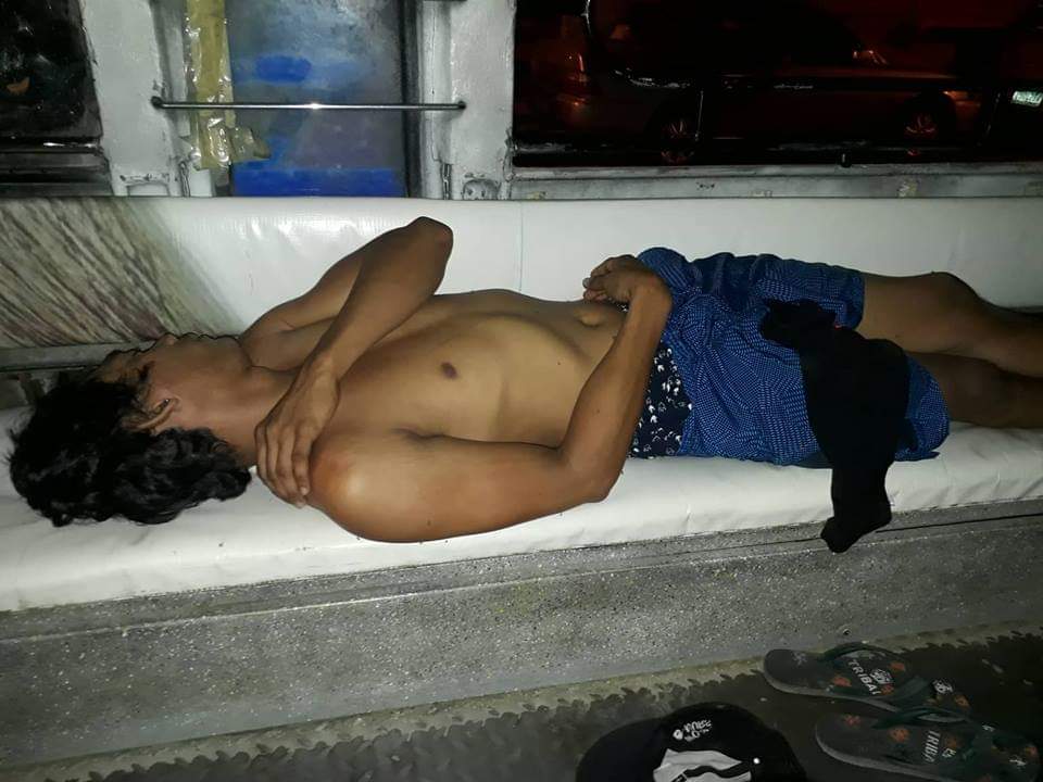 phrodite_a's tweet photo. Gusto mo ba makita titi nya? #tulogsajeep #lasing #chupa https://t.co/VZnG6xOHPt