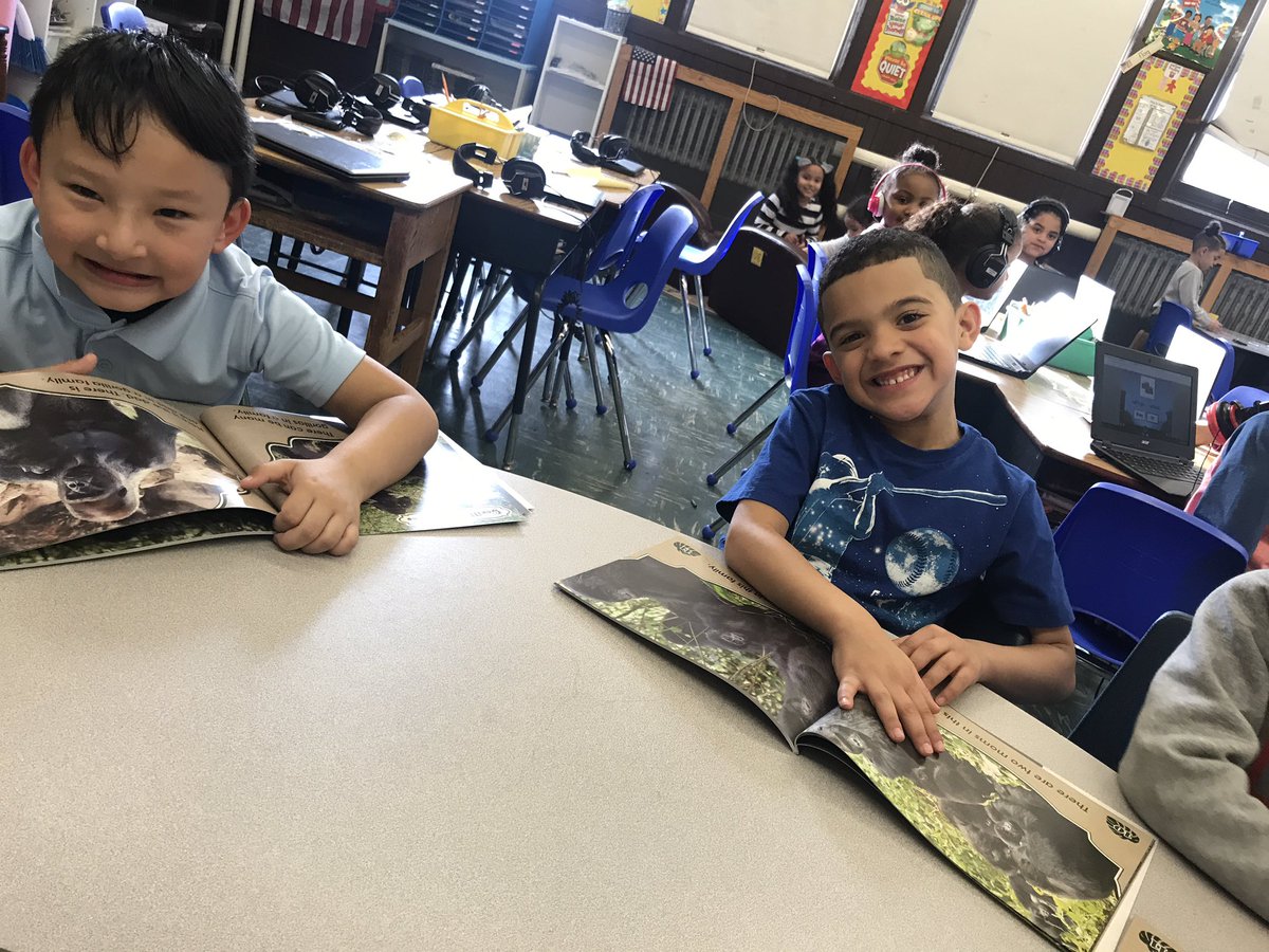 AlexisSmithASF's tweet photo. We love reading!!!!@LeadLearnerMST @asf_school https://t.co/RZb1VGCnQD
