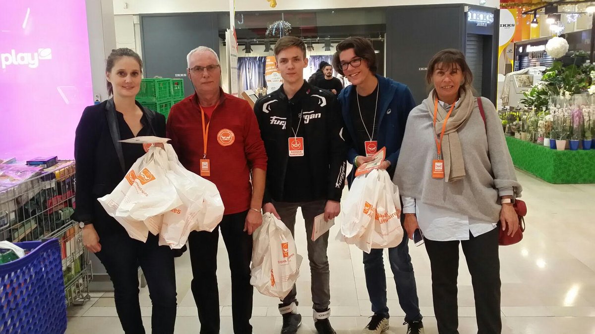 INativite's tweet photo. Le Vendredi 30 au Samedi 1 Décembre a eu lieu une banque alimentaire régionale à laquelle le club Interact La Nativité a participé. Un grand merci à tous les généreux donateurs sans lesquels cette action n'aurait pas pu être menée à bien. Rejoignez-les : https://t.co/DJ3yJaKMt0 https://t.co/MUqHEPjfDG