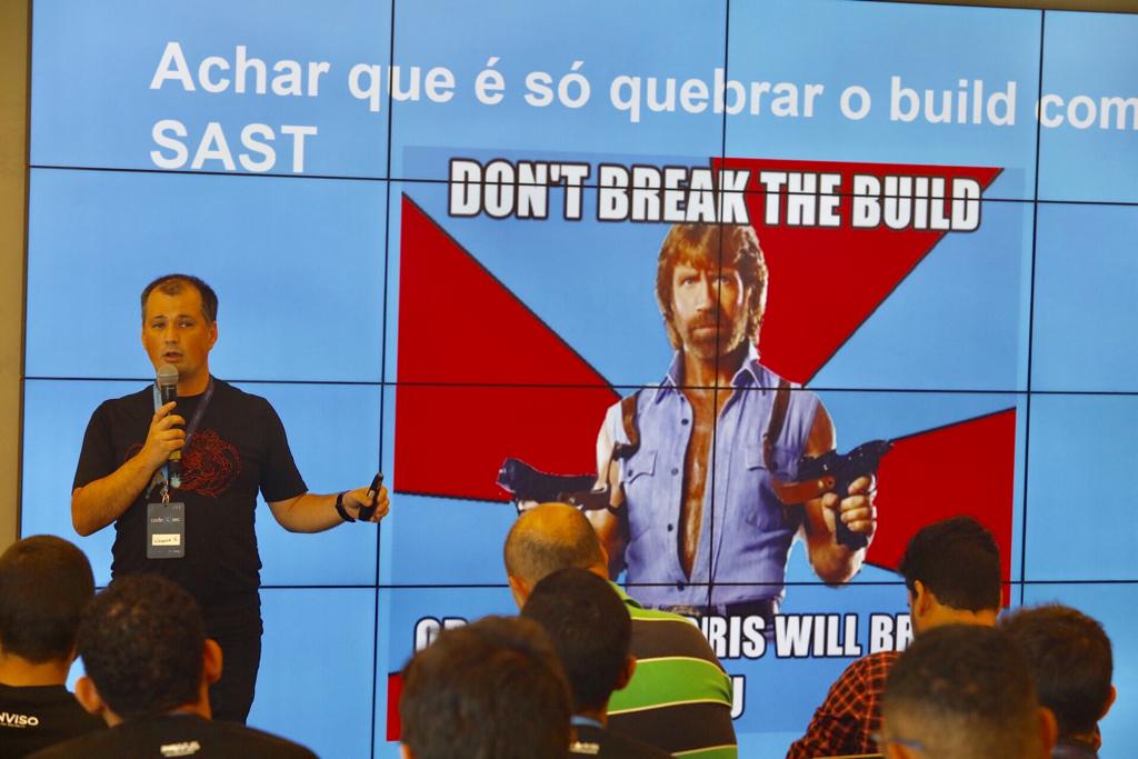 Code4SecBR's tweet image. #Toolchain? Aqui não! @welias participou do #Code4Sec, o novo evento de #AppSec do país.