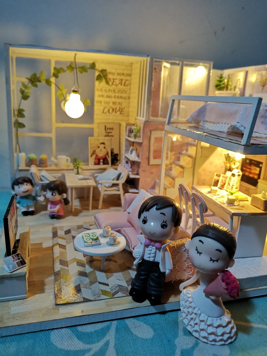 wundiidii's tweet photo. ขอพื้นที่อวดด 5555555 เสร็จจนได้เด้ออ ซุ่มทำมานาน กว่าจะว่างทำได้ น้องมีความมีกล่องดนตรี แถมทำเป็นโคมไฟไปเลยจ้า  มีรีโมทปิดไฟไปอี้กกกก มีความแถมตุ๊กตาครอบครัวมาเฉยเลยคิ้วๆ แต่ต่อนานมากๆอ่ะ สงสัยเพราะมือใหม่ แต่พอมันเสร็จละก็ปริ่มมากเว่อร์วุ้ย 😍 https://t.co/fqmTRhgFoR