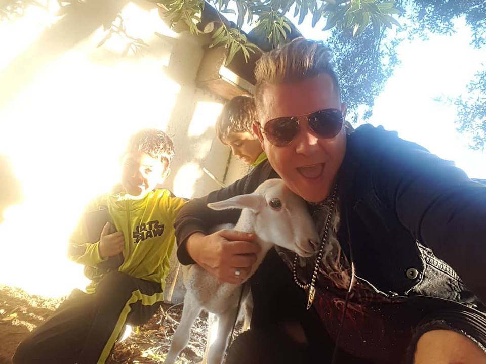 continúa una historia con final feliz #amantedelosanimales
Sígue la historia de la ovejita en mi instagram instagram.com/miguelsaezofic…
Voy a tener que hacer un tema con mi hermanito <a href="/elkoala_opa/">EL KOALA OFICIAL</a> sobre la ovejita je je 
por cierto <a href="/elkoala_opa/">EL KOALA OFICIAL</a> Ganador de <a href="/ghoficial/">Gran Hermano</a> es un crack