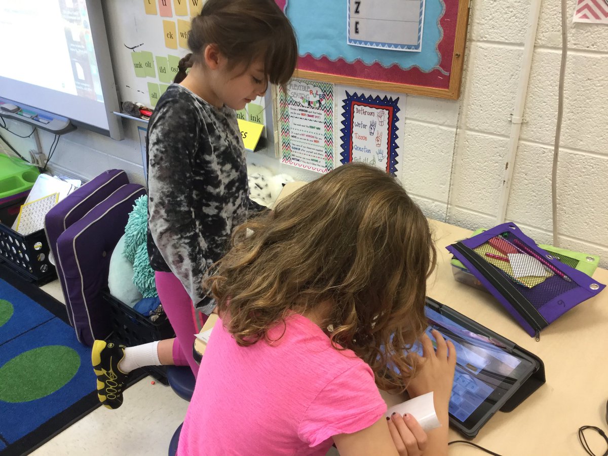 EHESLibrary's tweet photo. 2nd graders are learning about events to code their Dance Party for #HourOfCode #chccs #estesproud https://t.co/MEgR9y0PlR