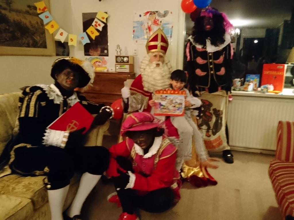 Pompplein's tweet photo. Sinterklaas is de afgelopen dagen al druk geweest met veel huisbezoekjes, ook bij deze prijswinnaars van onze kleurplatenactie! 
Het ziet er allemaal supergezellig uit, dank Sinterklaas en Pieten! (https://t.co/9WbnPpNIC3) #Assen #prijswinnaars #kleurplaat https://t.co/koqwO8TekL