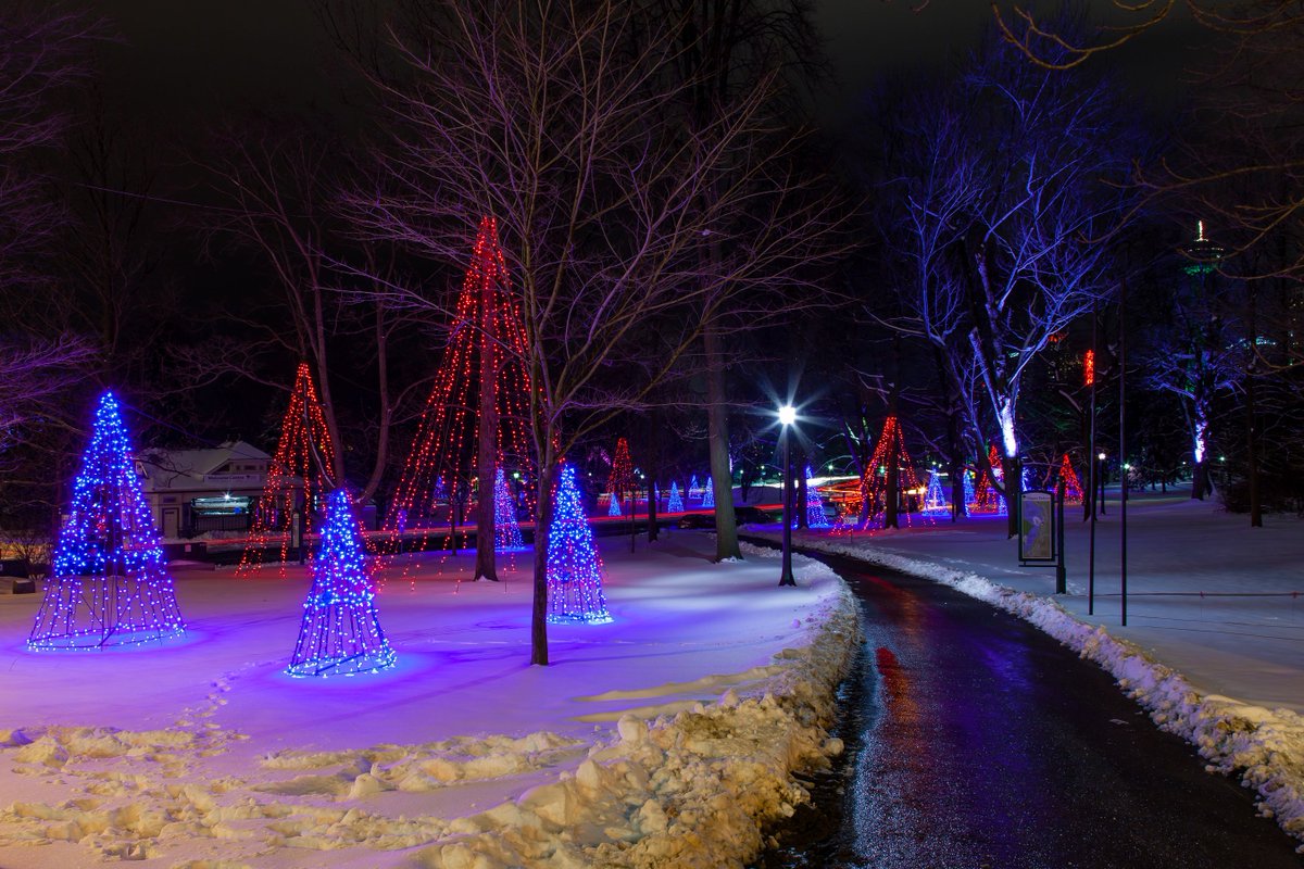 fallsviewcasino's tweet photo. Join in on the fun with the @WinterFestival Deck the Falls Holiday Walking Tour this weekend! Find all the details here: https://t.co/eMZR5pq4lV 19+/playsmart.ca #DeckTheFalls https://t.co/cyCWCPsDNs