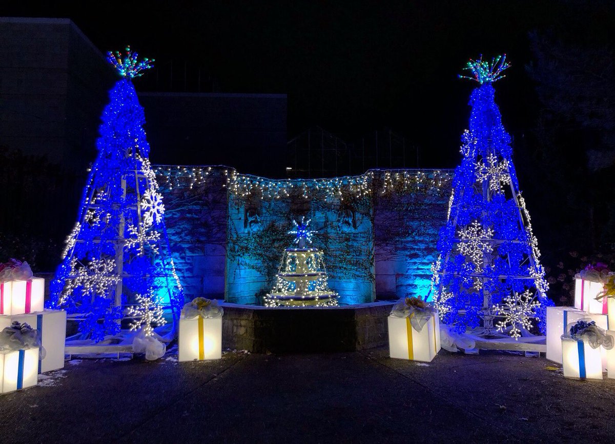 vstpgh's tweet photo. RT @H2Psarah One of my favorite parts of winter in Pittsburgh is Phipps Conservatory’s holiday light exhibit😍✨ And the best part is that students get free admission, and it’s walking distance from Pitt! https://t.co/PKXojngGTk