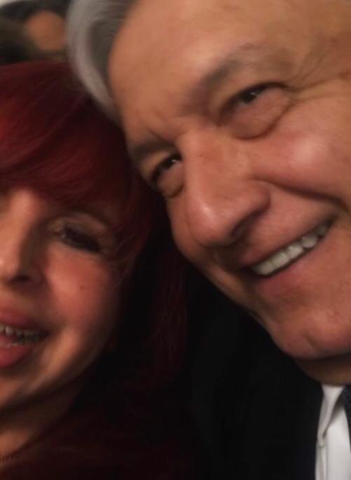 LaydaSansores's tweet photo. ¡Qué emotivo sentir tan cerca su sonrisa! Él relajado, feliz... más feliz yo. Mi primera foto con el Presidente de México, Andrés Manuel @lopezobrador_. ¡Se pudo! https://t.co/HRi9ROtlLA
