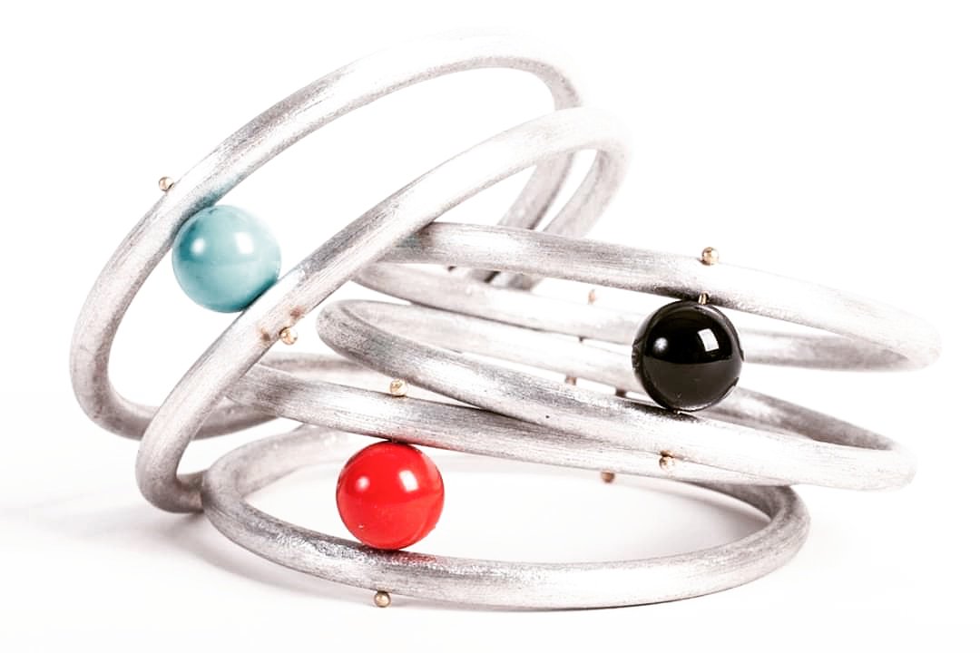 NoWarFactory's tweet photo. Stone Bangle
Due bracciali ricavati dalla fusione dell’alluminio derivante dagli scarti delle bombe bonificate in Laos, fusi a mano da artigiani locali. uniti ed impreziositi con due perni in argento 925 per abbracciare una pietra semipreziosa. #nowarfactory #regalo #Natale https://t.co/ZIliBRQfS1