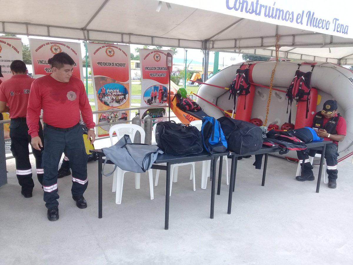 BomberosTena's tweet photo. #vinculacion con la comunidad Stand de casa abierta en parque lineal con estudiantes de la Unidad Educativa Tena https://t.co/tyV3AAqYMG