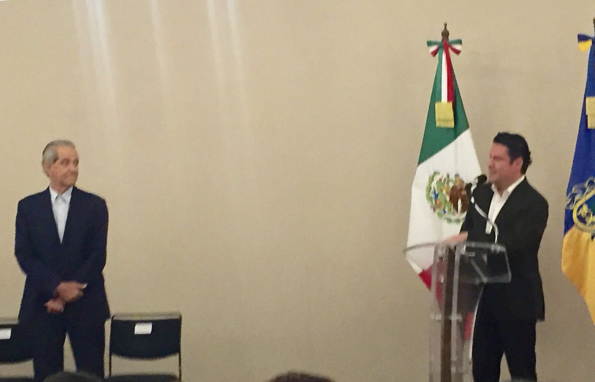 Gobernador <a href="/AristotelesSD/">Aristóteles Sandoval</a> al hacer entrega de la responsabilidad que me confirió expresó que la valoro en toda su dimensión y su apoyo en lo personal. Fue un honor colaborar con ud. reciba mi más profundo agradecimiento y reconocimiento a su labor en favor de los Jaliscienses