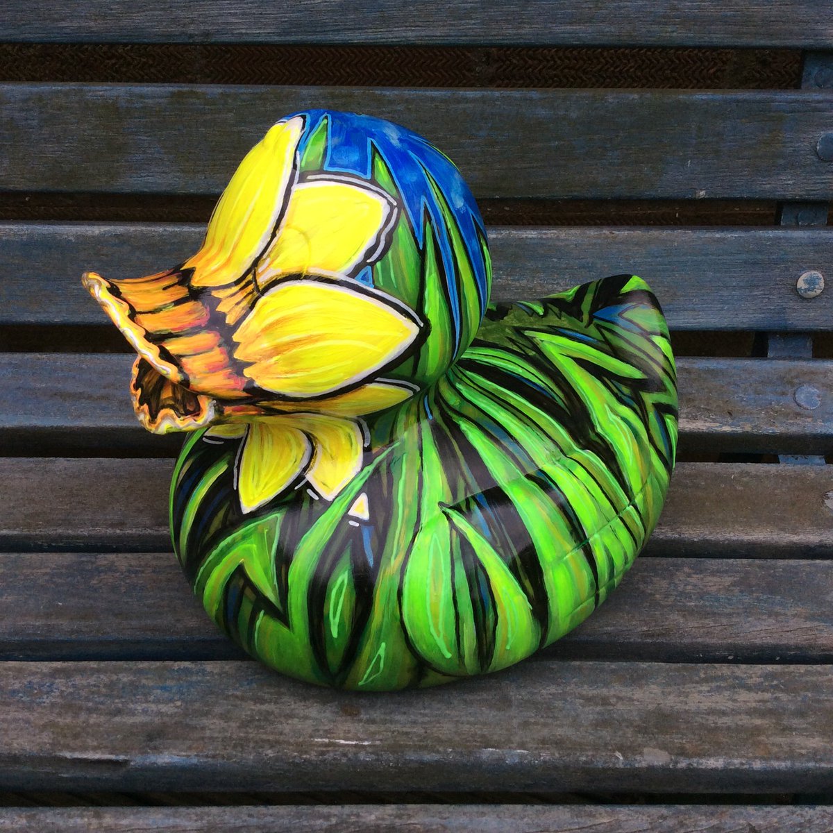 TheDuckorator's tweet photo. @hammamelis @K3FUS @twiglet81 So... @IFANorfolk asked me to #duckorate #2LittleDucks they bought @ the @norwichduckrace auction. Today they were revealed and handed to @BrundallPrimary for their #duckyproject next year.  Lovely #ducksong singing at the assembly too. #LuckyDuckorator #TheTinDuck &amp; #DaffyDuck https://t.co/yTnAXoWuGk