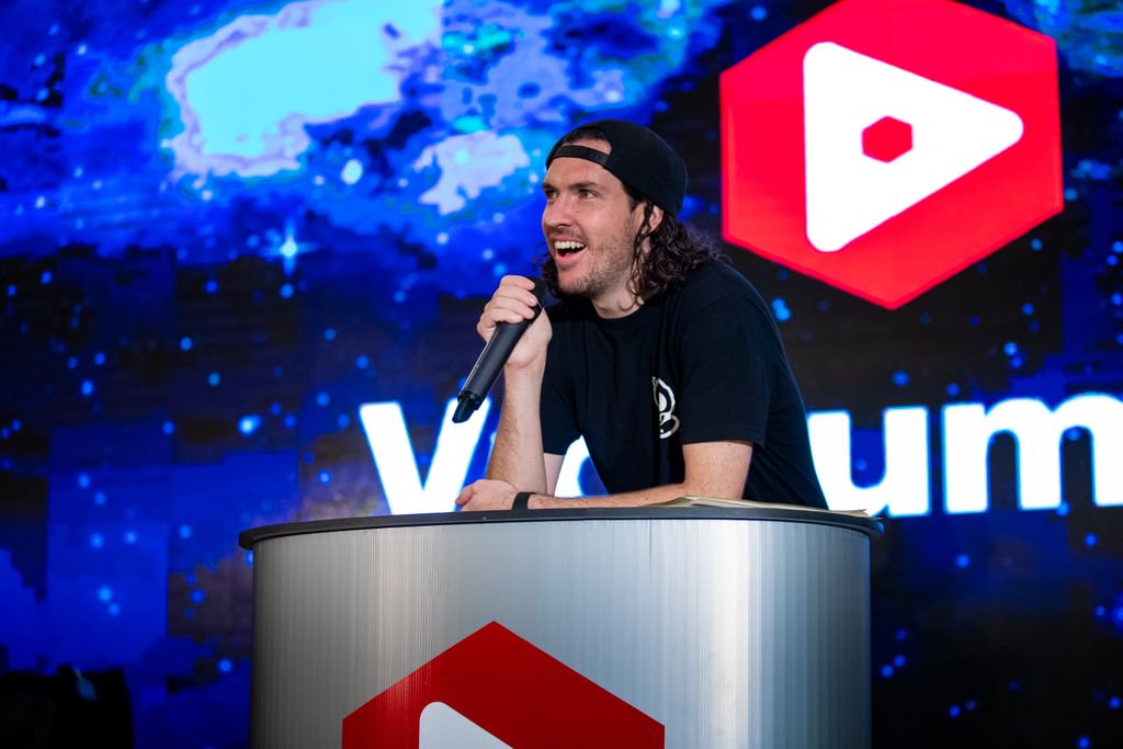 vidsummit's tweet photo. "No matter what happens, nothing is worth being unhappy" - @shonduras #VidSummit2018 https://t.co/TeFVctM5z3