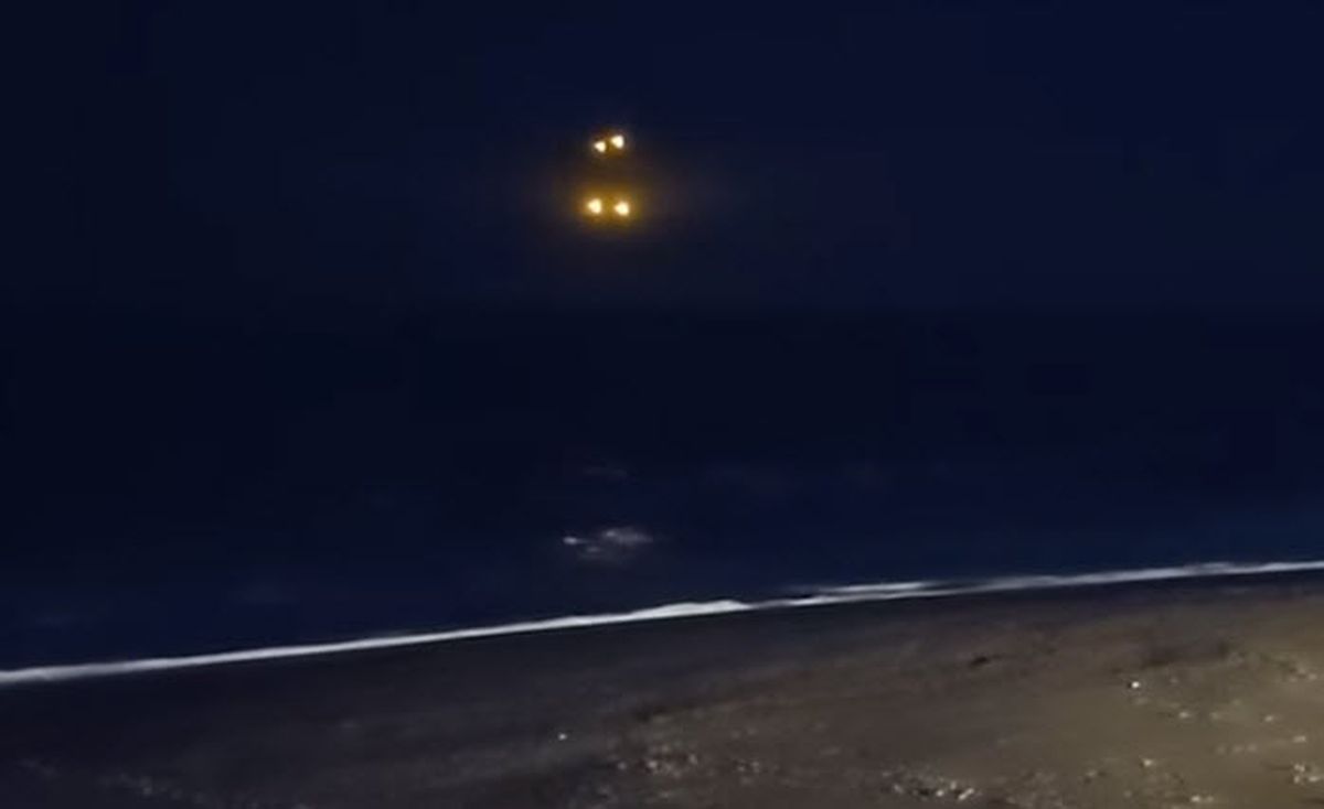 UFO? strange video of lights capture off the North Carolina coast #ufo #Noghostsorg buff.ly/2QgrkNq