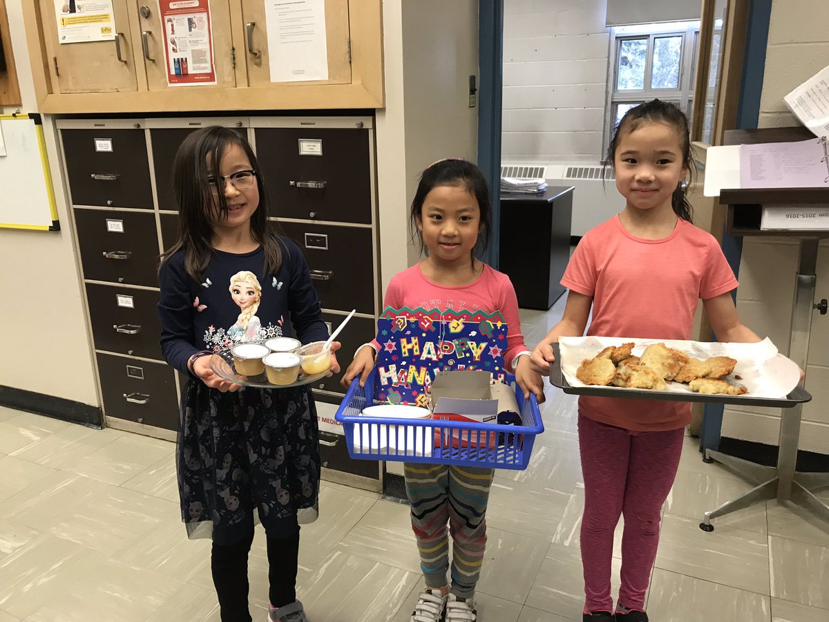 TDSB_DunlacePS's tweet photo. Service with a super smile๐๐๐๐. #studentgiving #studentsmiles #studentpride #studentvoice https://t.co/rpHVoSs5vO